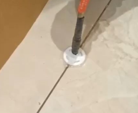 潮州市瓷砖空鼓维修公司专业解答瓷砖在铺贴过程中，如果没有涂抹均匀到位的粘结材料（如水泥砂浆或瓷砖胶），可能会导致以下问题