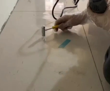 潮州市瓷砖开裂维修公司专业分享瓷砖在铺贴前如果没有沥干水分，将会导致以下问题